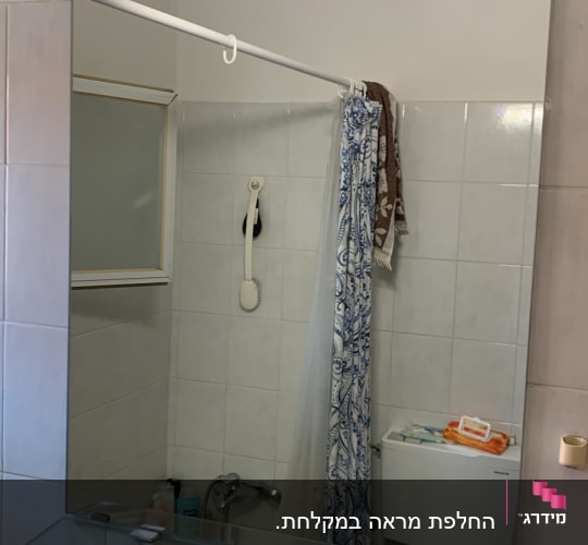 וילון מקלחת עם דוגמה כחולה, ראש מקלחת לבן